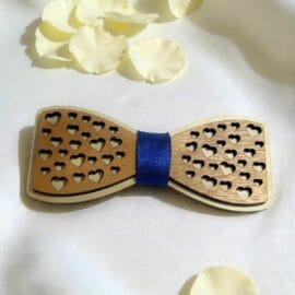 Leseni poročni metuljček z izrezanimi srci in modrim satenastim trakom, ročno izdelan dodatek 💍🌿