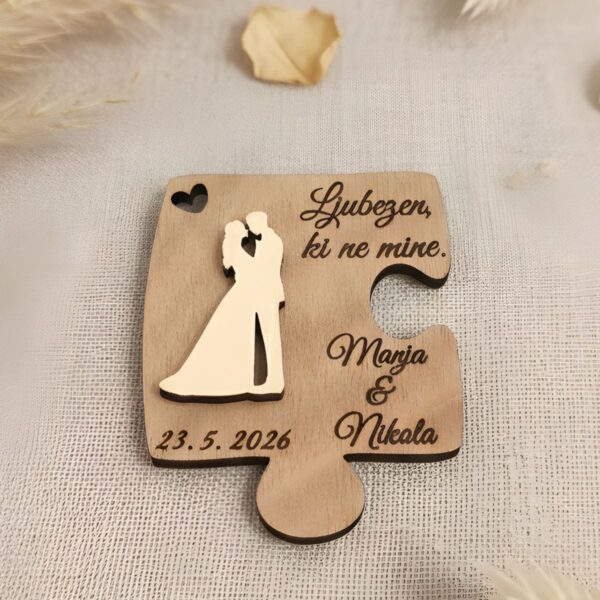 Personalizirana lesena puzzla z magnetom in napisom Ljubezen ki ne mine, postavljena kot poročna dekoracija ob belem cvetju