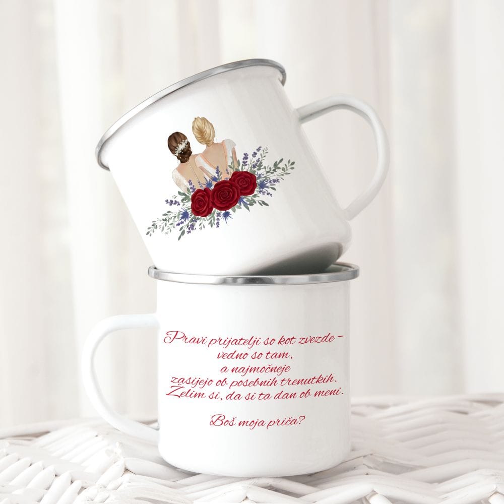 Personaliziran bel emajliran lonček z vabilom za pričo; prikazan z dveh strani – na eni ilustracija neveste in prijateljice z rdečimi vrtnicami, na drugi napis "Boš moja priča?" s čustvenim posvetilom.