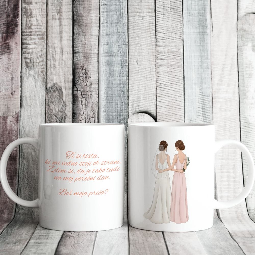 Obojestranski prikaz bele keramične skodelice na svetli leseni steni; na levi strani je viden čustven napis "Ti si tista, ki mi vedno stoji ob strani... Boš moja priča?", na desni pa ilustracija dveh objemajočih se prijateljic v poročni in dolgi rožnati obleki.