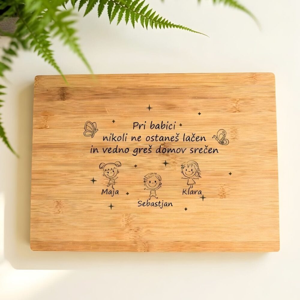 Lesena deska za babico, personalizirana s tremi motivi otrok in imeni Maja, Sebastjan ter Klara.