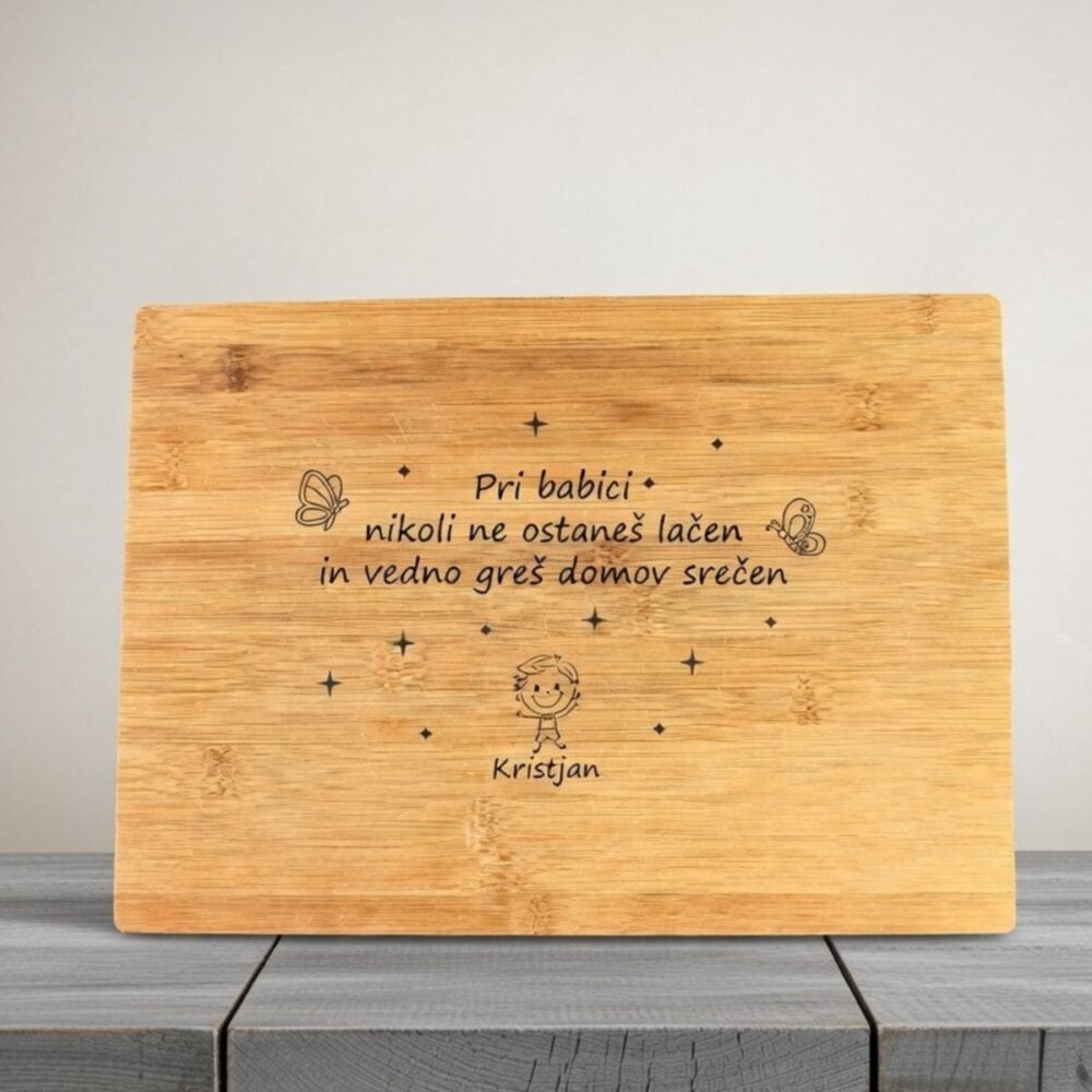 Personalizirana lesena deska za babico z napisom Pri babici nikoli ne ostaneš lačen, motivom fantka in imenom Kristjan.