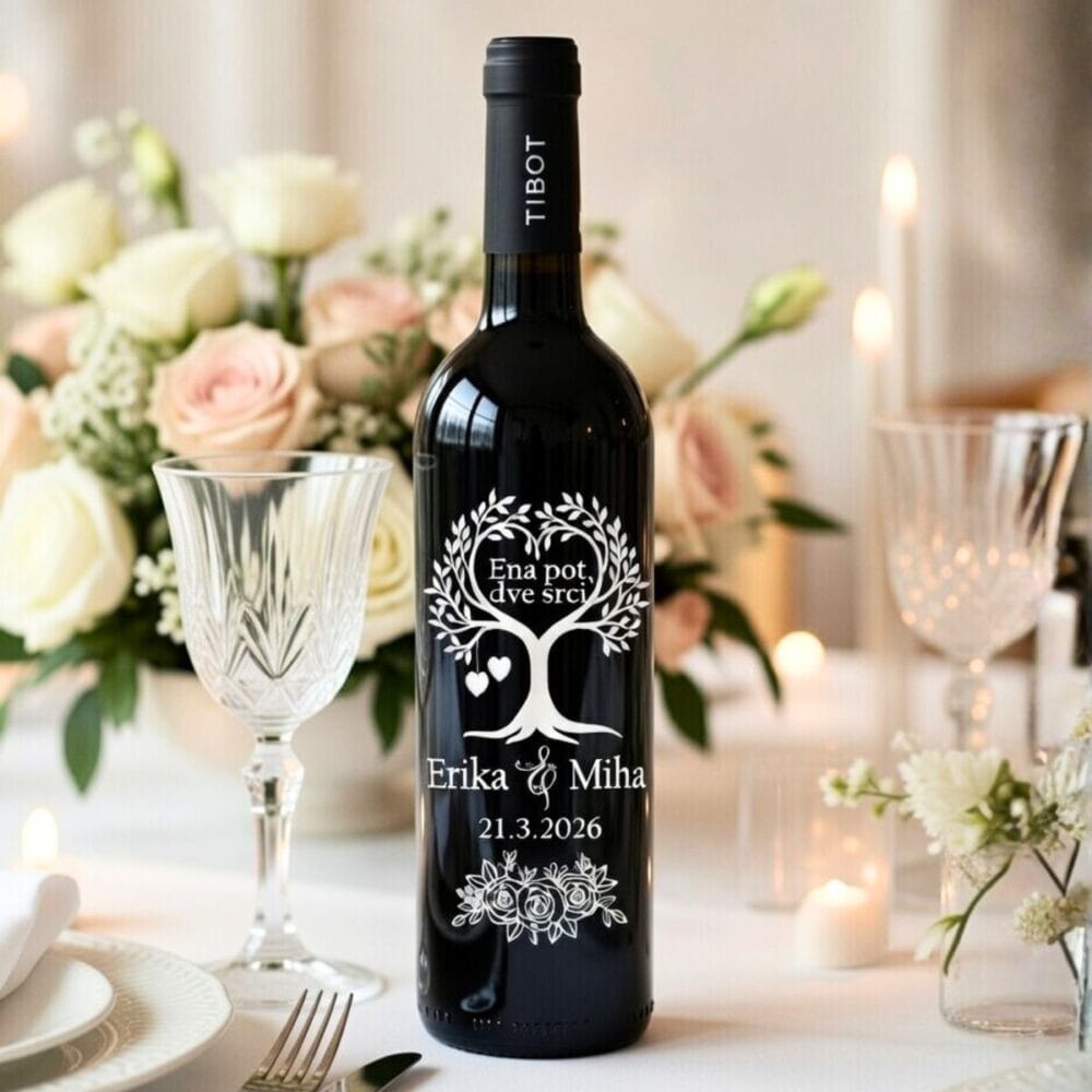Gravirana poročna steklenica “Ena pot, dve srci” z imenoma ženina in neveste ter datumom poroke – personalizirano vino za pogostitev