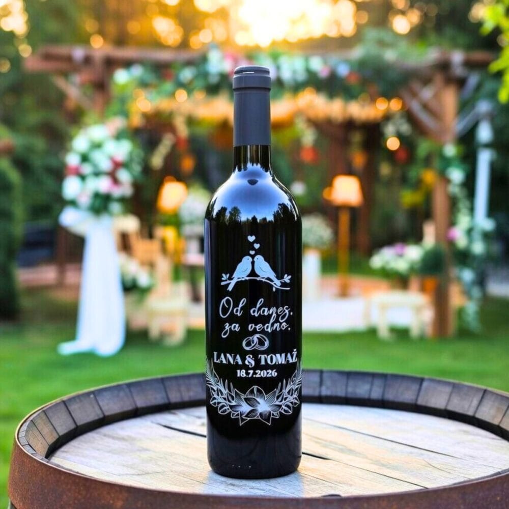 Poročno vino z vgraviranimi imeni in datumom poroke, elegantna steklenica za prestižno poroko
