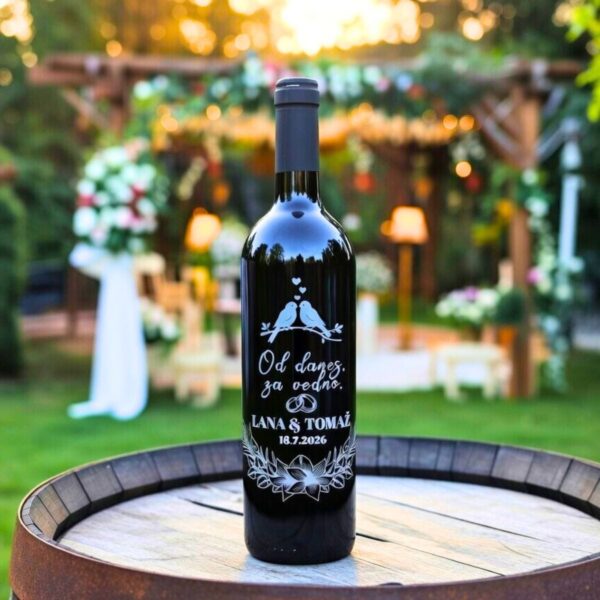 Poročno vino z vgraviranimi imeni in datumom poroke, elegantna steklenica za prestižno poroko