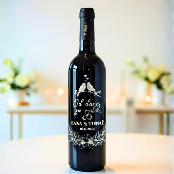 Gravirana poročna steklenica vina z imenoma ženina in neveste ter datumom poroke – premium poročno vino za pogostitev