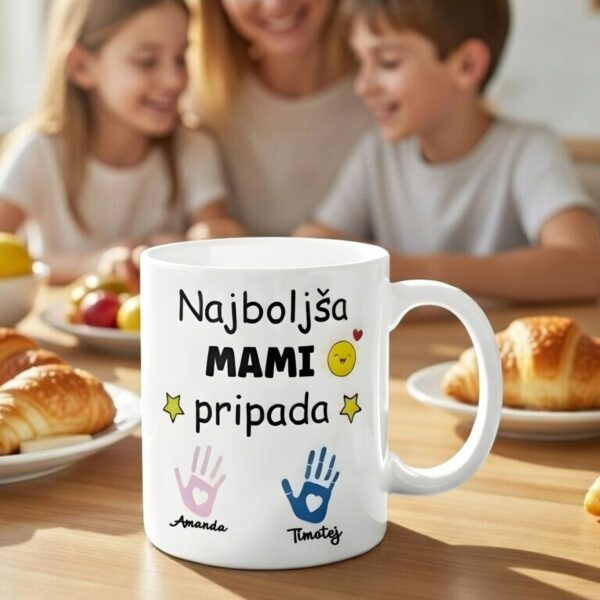 Bela personalizirana skodelica za mamo z imeni Amanda in Timotej na mizi ob zajtrku z družino