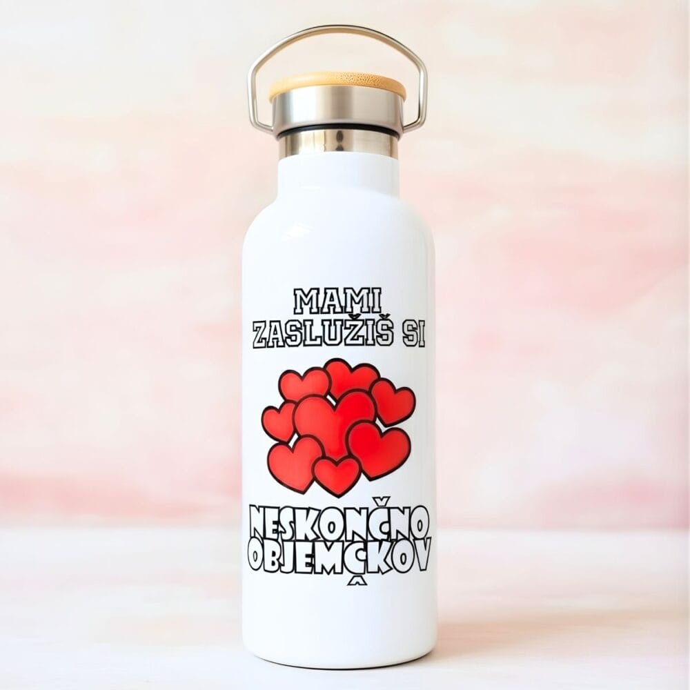 Bela termo steklenička za mamo z napisi o objemčkih, rdečimi srčki in bambusovim pokrovom na nežnem rožnatem ozadju.