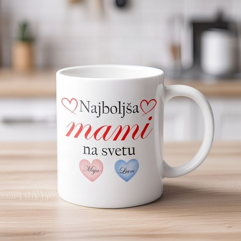 Personalizirana skodelica 'Najboljša mami na svetu' z imeni otrok, postavljena na svetlo leseno kuhinjsko površino z zamegljenim ozadjem moderne kuhinje.