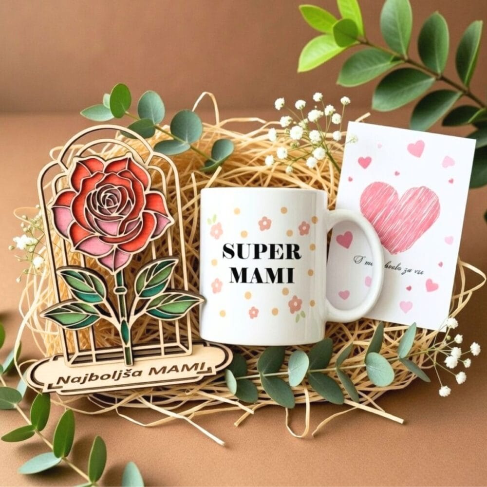 Darilni set za materinski dan v škatli z naravnim polnilom, ki vsebuje skodelico z napisom SUPER MAMI, leseno barvno vrtnico z napisom "Najboljša MAMI" in voščilnico s srcem.