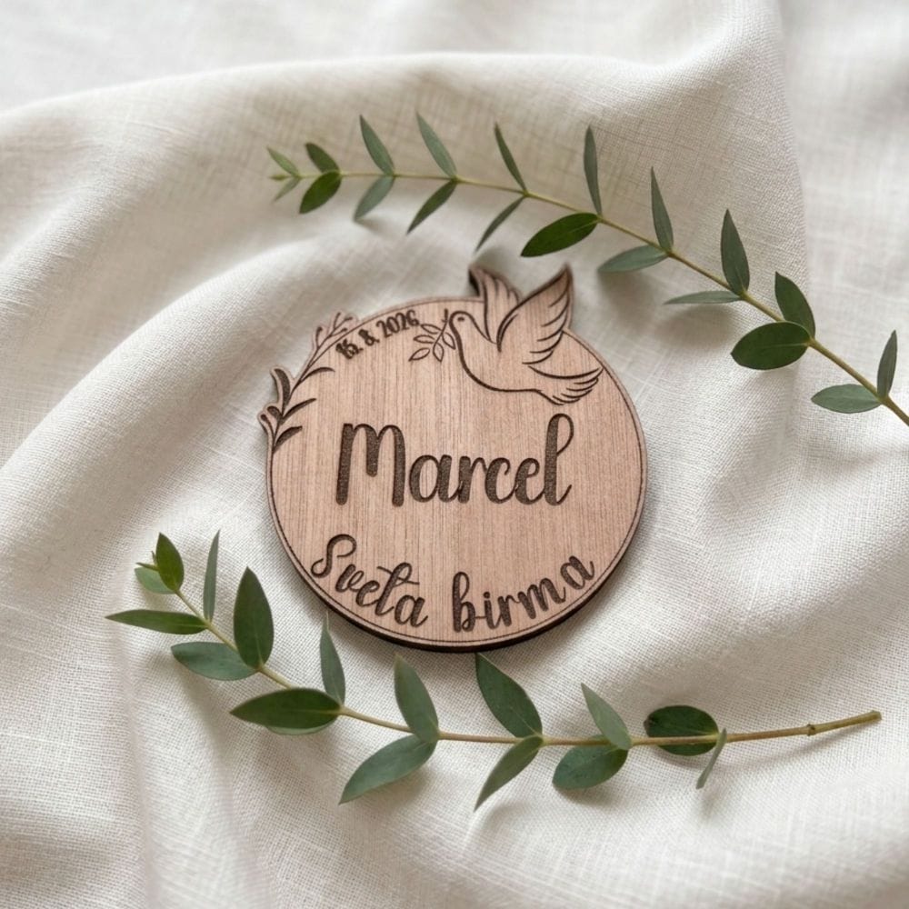 Darilni magnet za goste ob sveti birmi – naravni lesen dizajn z verskim simbolom