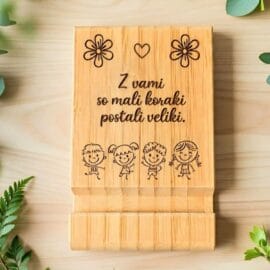Graviran podstavek za telefon z vami so mali koraki postali veliki_1 Bambusovo stojalo za telefon z gravuro za učiteljico 🌼