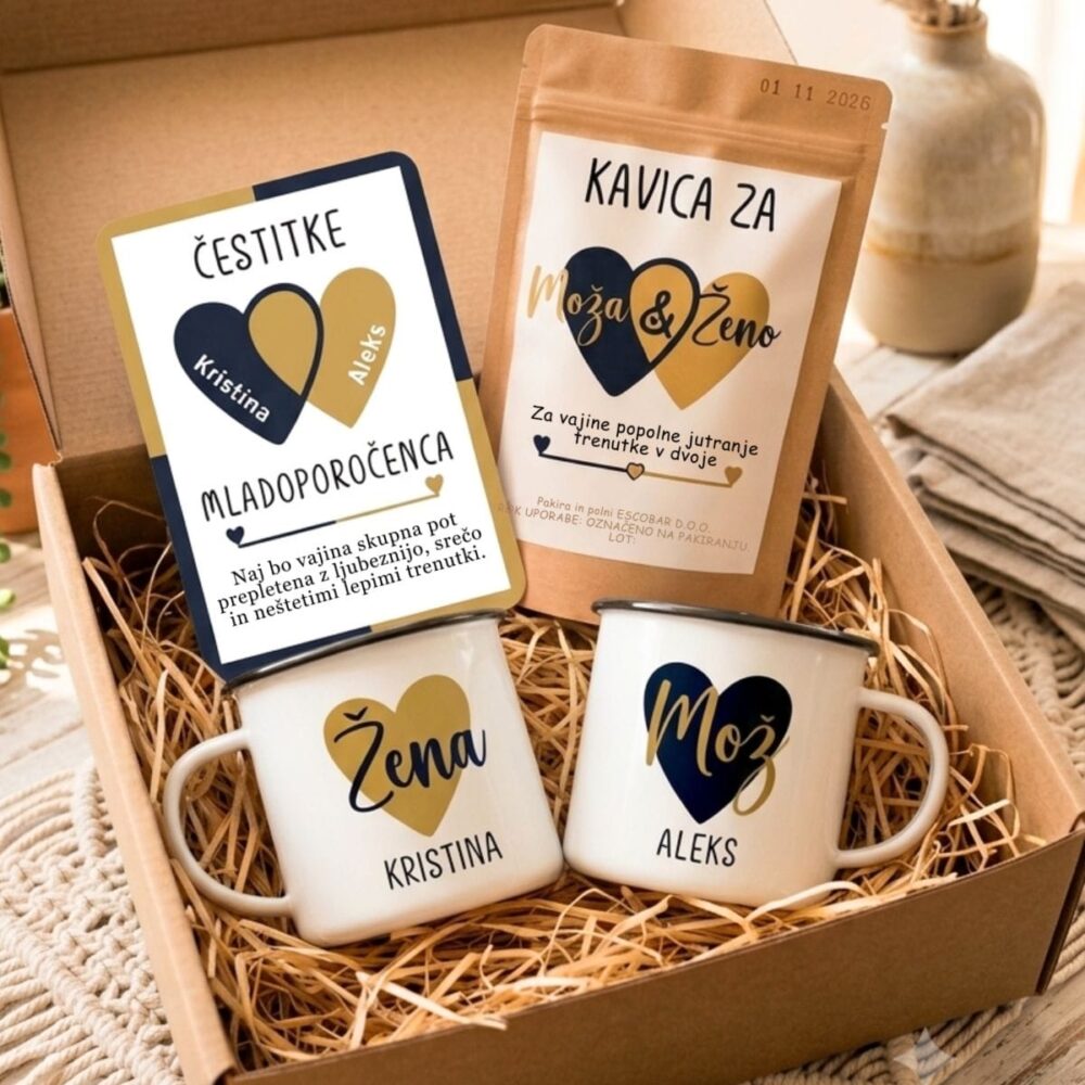 Darilni set za mladoporočenca v kartonasti škatli z naravnim polnilom. Vsebuje dve personalizirani emajlirani skodelici z napisoma "Žena Kristina" in "Mož Aleks" ter paket kave z etiketo "Kavica za moža & ženo". V ospredju je poročna čestitka z napisom "Čestitke mladoporočenca" in osebnim posvetilom.