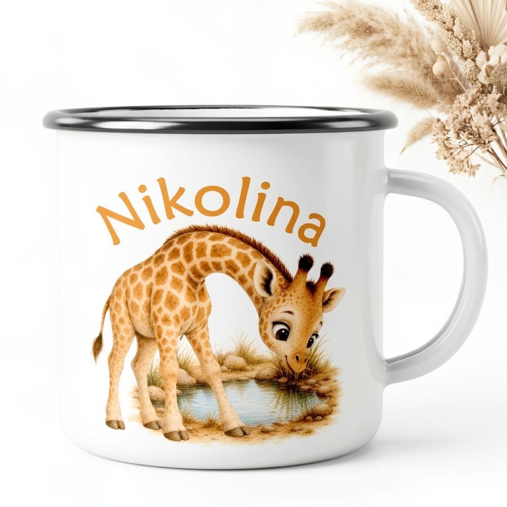 Personaliziran emajliran lonček Žirafica z imenom otroka in motivom prikupne žirafe ob vodnem kotičku.