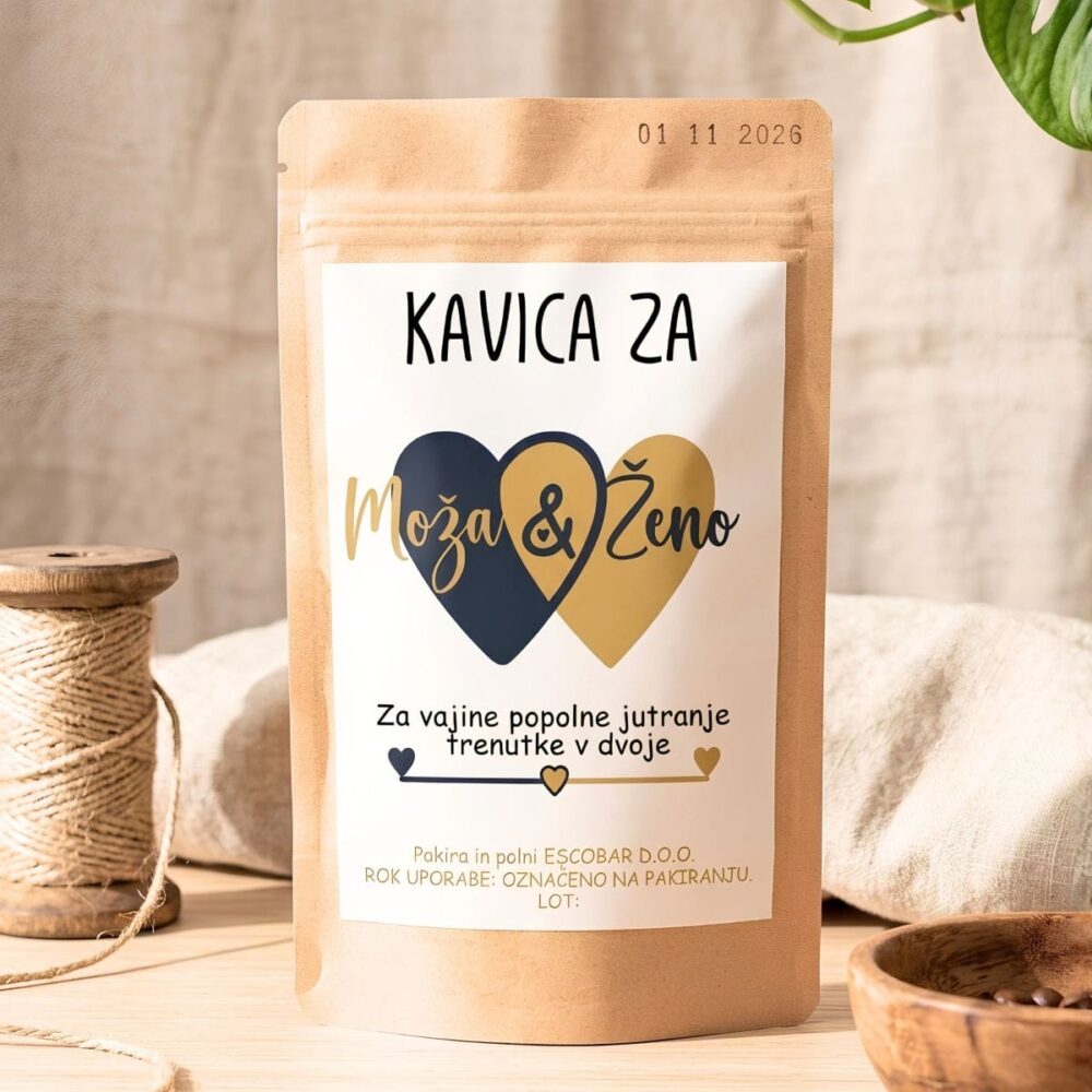 Poročna kava »Moža & Ženo« v darilni embalaži. Sveže pražena slovenska 100 % Arabica z romantično etiketo, idealna kot poročno darilo za mladoporočenca.
